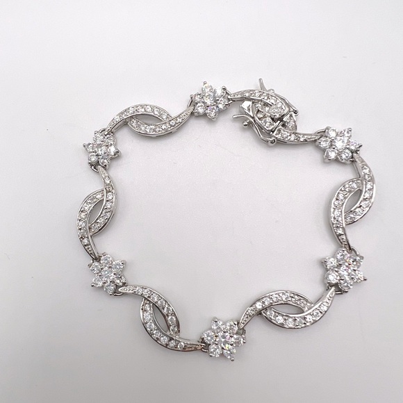 .925 Sterling Silver Clear Cz Flower And Crisscross Design Bracelet - Picture 12 of 14